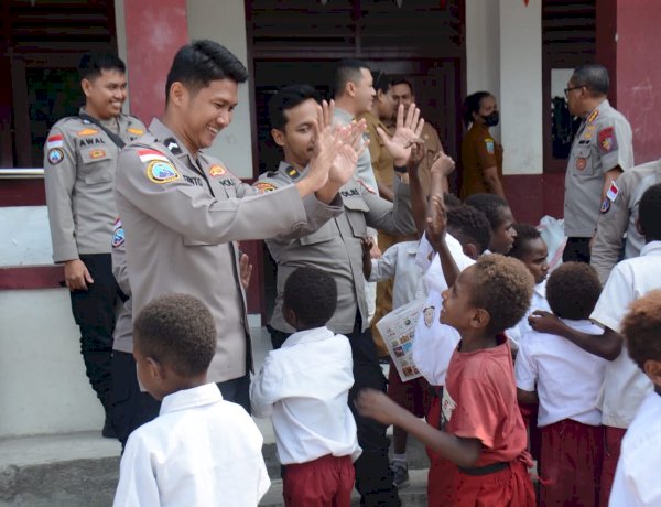 Satgas Damai Cartenz Bagikan Tas dan Alat Tulis untuk Masa Depan Papua